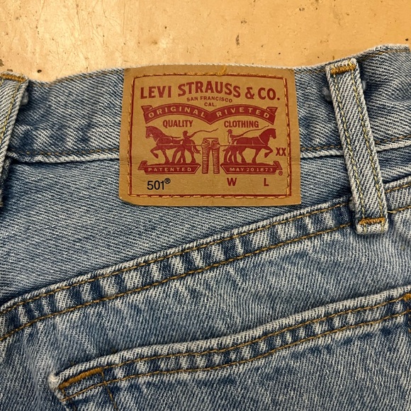 Levi's Classic Light Blue Denim Jeans - Picture 3 of 4